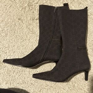 Description
Gucci vintage boots in espresso brown GG monogram canvas size 6 1/2